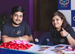 Los organizadores saludando a los participantes en React India